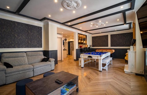 Poincare - Foch - Anatole France - Croix de Bourgogne Apartment | Méga Billard Baby Foot option Escape Game 5min de la gare