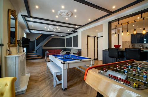 Poincare - Foch - Anatole France - Croix de Bourgogne Apartment | Méga Billard Baby Foot option Escape Game 5min de la gare