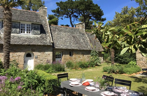 Tregastel Cottage | Magnificent 1 hectare property with wood and pond, direct access to the beach