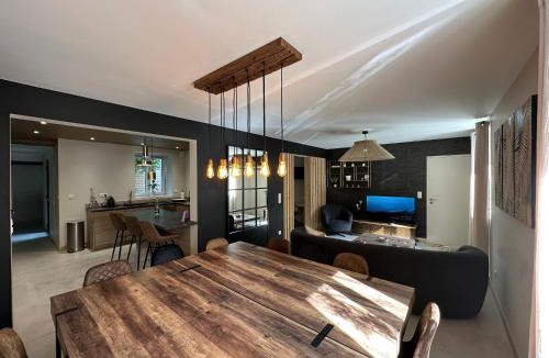 Reims House | Maison 200m2- 9 chambres avec sdb - 16-18 personnes - séminaire-Proche Centre-Ville-Gare et Arena-terrasse