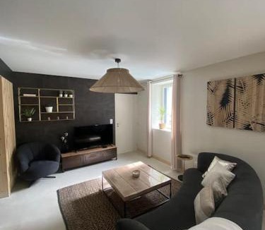 Reims House | Maison 200m2- 9 chambres avec sdb - 16-18 personnes - séminaire-Proche Centre-Ville-Gare et Arena-terrasse