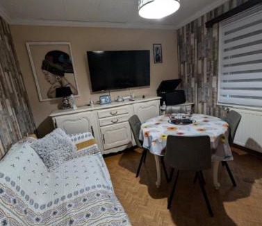 Les Forges House | Maison atypique 5 couchages ,2 lits doubles et un lit simple ! avec un grand terrain !animaux bienvenus !wifi netflix écran plat 4k
