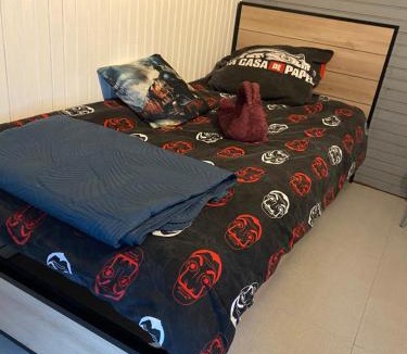 Les Forges House | Maison atypique 5 couchages ,2 lits doubles et un lit simple ! avec un grand terrain !animaux bienvenus !wifi netflix écran plat 4k