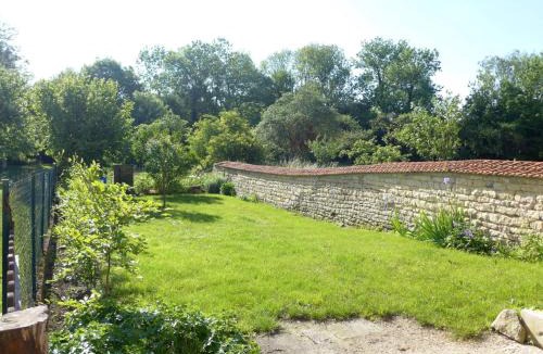 Pont-la-Ville House | Maison Authentique avec Jardin Clos et Parking Privé à Pont-la-Ville - FR-1-611-59