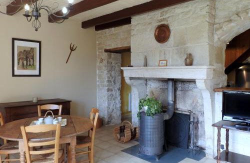 Pont-la-Ville House | Maison Authentique avec Jardin Clos et Parking Privé à Pont-la-Ville - FR-1-611-59