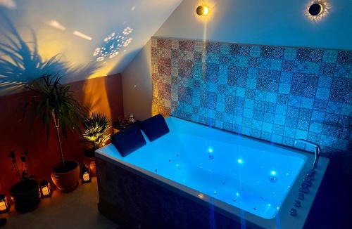 Sens House | maison climatisée à thème médiéval avec baignoire balnéothérapie