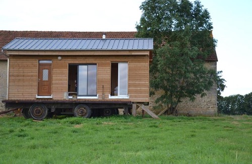 Nuits House | Maison en bois dans un pré