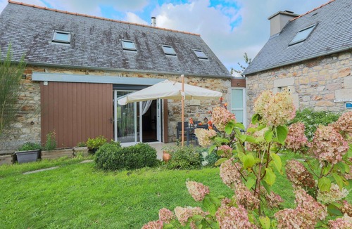 Plouegat-Moysan House | Maison "Keryanti" with Jacuzzi, Private Terrace, Garden & Wi-Fi