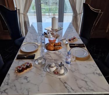 Tonnerre Bed & Breakfast | Maison Les Étoiles chambres d'hôtes de charme avec jardin paisible et petit déjeuner à Tonnerre
