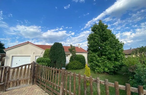 Dounoux House | Maison Plain-Pied à 10 min d'Epinal: Jardin Clos, BBQ, WIFI, Draps et Ménage Inclus - FR-1-589-606