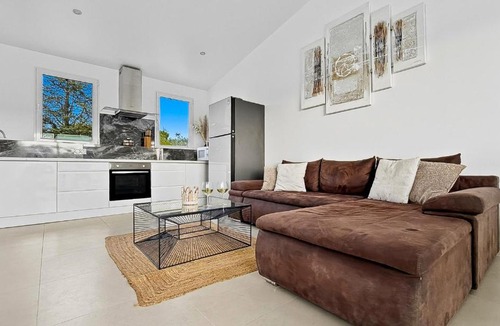 Bagnols-en-Foret Apartment | Maison rénovée, 2 SdB, 4P, Belle Vue Panoramique, Wifi