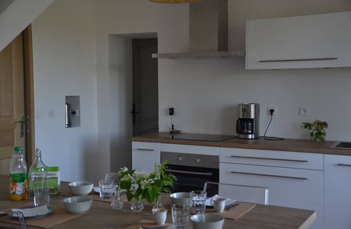 Bozouls House | "Maisondeltraouc" gîte with roof terrace and garden offering stunning views.