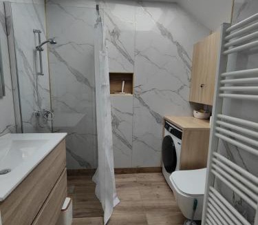Aulnay-sur-Marne Apartment | Maisonnette avec courette privative