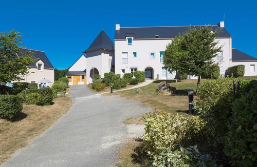 Le Tronchet Condo | Maisonnette Spacieuse + Terrasse | Accès Piscine