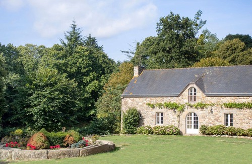 Pluduno House | Manoir historique domaine & étang calme absolu