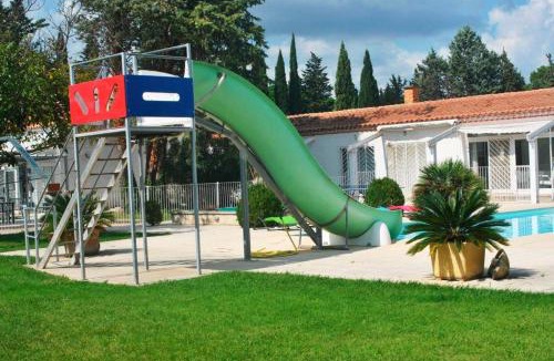 Meynes Villa | Mas de la BOURGADE Grande villa toboggan aquatique