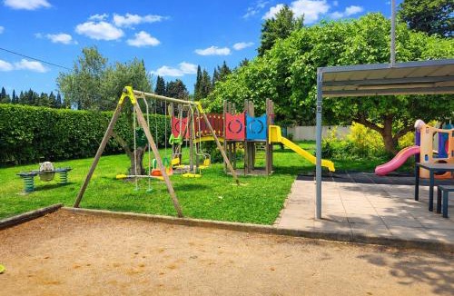 Meynes Villa | Mas de la BOURGADE Grande villa toboggan aquatique