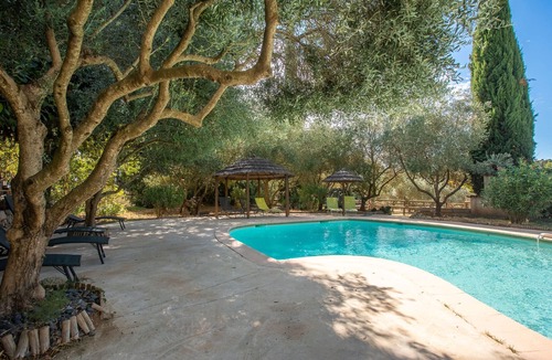Le Val House | Mobile Home 'Kenya' with Shared Pool, Wi-Fi and Air Conditioning