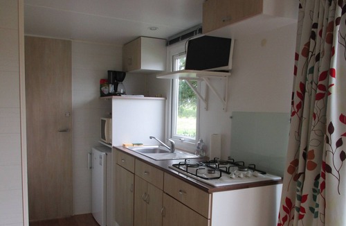 Garlan House | Mobile Home 'Peupliers 3' with Shared Terrace, Balcony and Wi-Fi