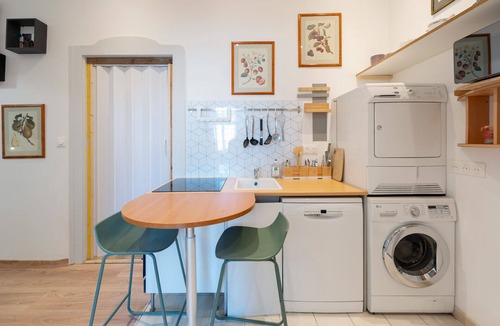 Nouvelle Ville Apartment | Mondon 3 Arcades – 3 Bedrooms, 2 Showers, Up to 8 G