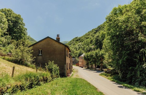 Le Port House | Mountain village house with an enclosed garden. Pets Welcome