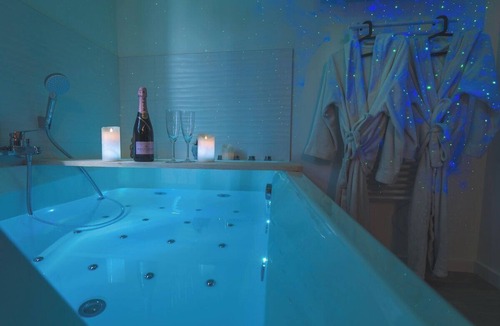Republique Apartment | My Love, Private Jacuzzi & Sauna, Zen in the heart of Le Mans