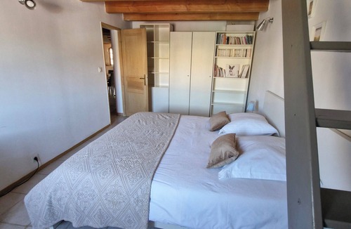 Montfrin Bed & Breakfast | N1 guest room at Relais de Bellemaison