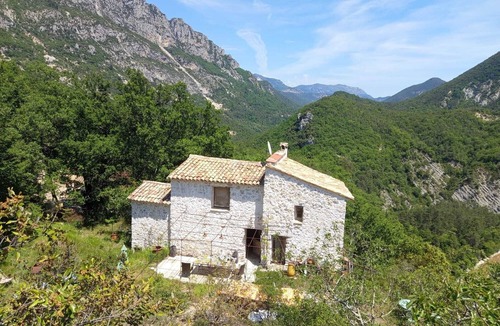 Sigale House | Nature refuge in the Estéron valley, small authentic sheepfold, bohemian spirit