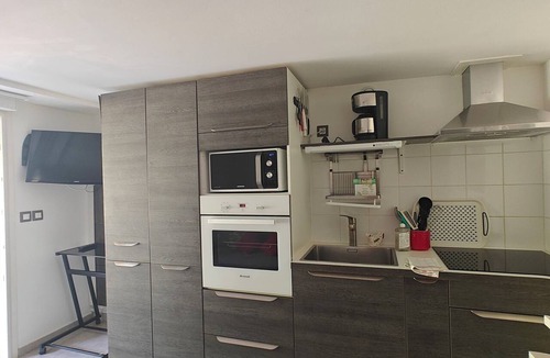 Latresne Apartment | Near Bordeaux: air conditioning, parking, and a picturesque setting