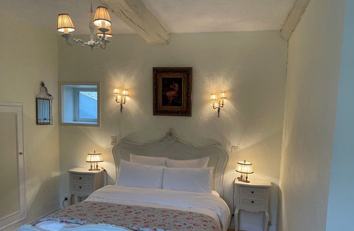 Lanvallay House | Nestled in a quiet backstreet, just 100metres from the bustling port at Dinan.