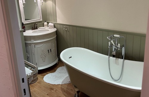 Lanvallay House | Nestled in a quiet backstreet, just 100metres from the bustling port at Dinan.