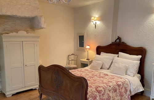 Lanvallay House | Nestled in a quiet backstreet, just 100metres from the bustling port at Dinan.