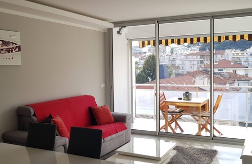 Riquier Apartment | New ! Breathtaking views of castle hill and the mediterranean sea