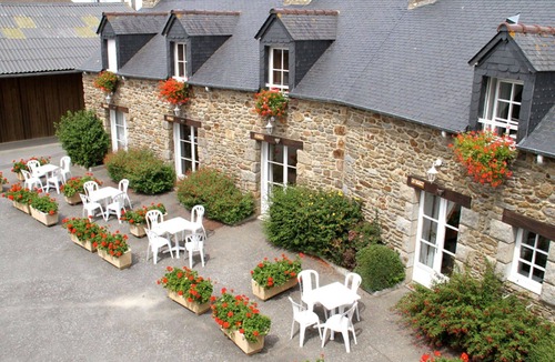 Saint-Jouan-des-Guerets Apartment | Nice apartment for 5 guests with pool, WIFI, TV and terrace