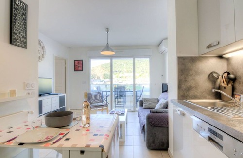 Carqueiranne Apartment | Nice apartment for 2 people with pool, A/C, WIFI, TV and terrace