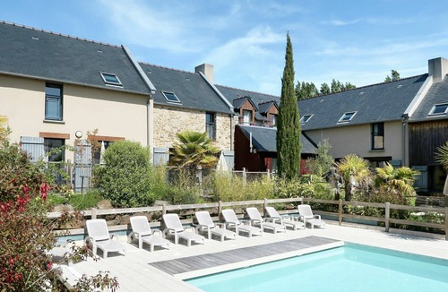 Cancale Apartment | Nice apartment for 6 people with pool, WIFI, TV, terrace and pets allowed