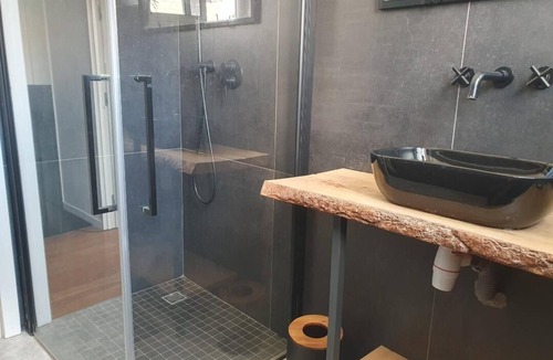 Mantega Bed & Breakfast | Nice bright room in a loft in Nice: Libération district Pets welcome