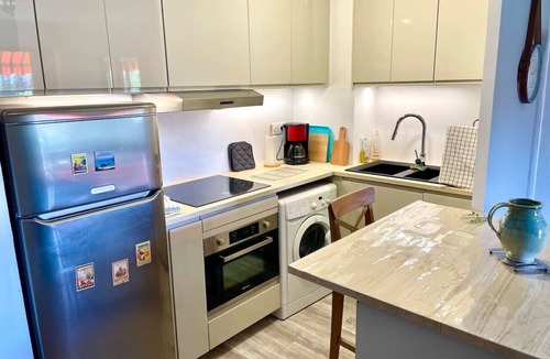 Hyeres City Centre Apartment | Nice city center apartment with common pool and tennis court