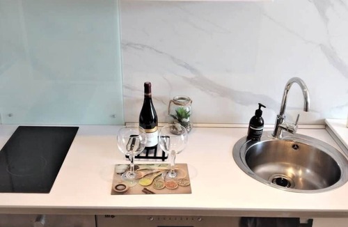Riquier Apartment | Nice Garibaldi 3BR Apartment - Old Town, AC, Walk Everywhere