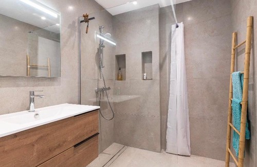 Riquier Apartment | Nice Port Apartment Top Floor Terrace Near Transport Sleeps 4