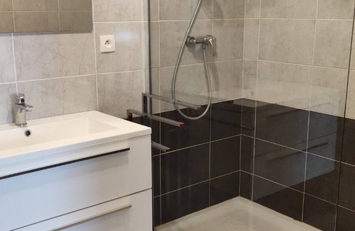 Luz-Saint-Sauveur House | Nice renovated 110m2 apartment in village center house for 6 people