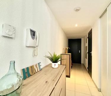 Saint-Roch Apartment | Nid douillet rénové et tramway à 1 min