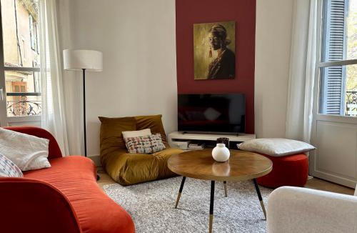 Nimes City Centre Apartment | Nimes , appartement rénové dans immeuble classé.