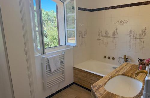 Le Beausset Villa | Nouveauté Villa pour 10 Personnes avec Piscine, Pétanque au Coeur des Oliviers de Provence