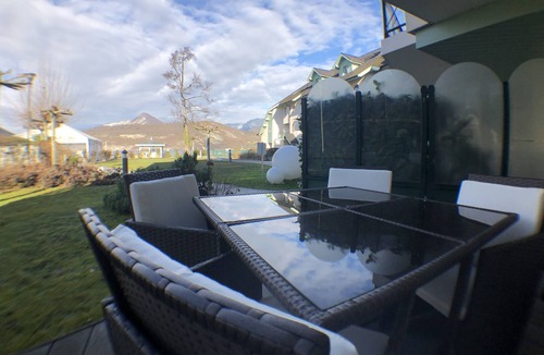 Duingt Condo | On the shores of Lake Annecy, comfortable apartment with terrace and private beach