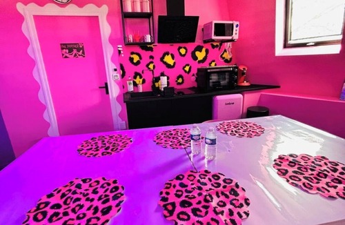 Epernay Apartment | Panthère Rose - Jacuzzi, Billiards and Cinema Screen