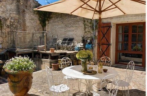 Rochefort-du-Gard House | Parenthèse Provençale avec cour charme et pierre