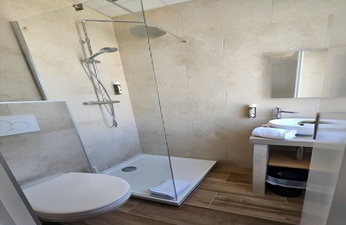 Sanary-sur-Mer Hotel | Peaceful Coastal Retreat Close to Shopping, Dining & the Marina