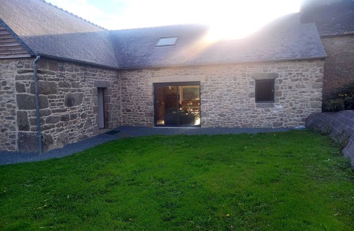 Saint-Nicolas-du-Pelem House | Peaceful Brittany Nature Cottage – Sleeps 1 to 12