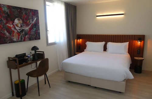 Signes Hotel | Peaceful Junior Suite Near Sainte-Baume Natural Park - 3.4 miles | Pet-Friendly